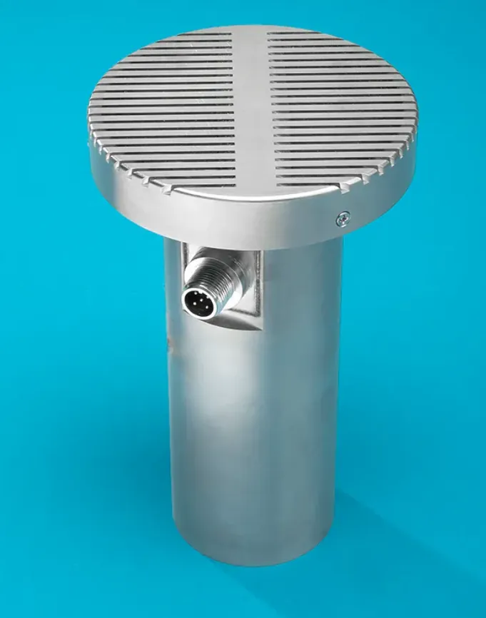 Acoustic sensor unit with a ribbed sensor head on a cylindrical housing